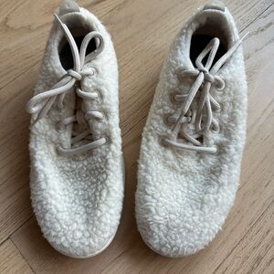 Allbirds Merino Wool white fleece Sneakers, size 9.
